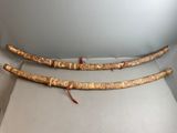 deux morceaux de bois sur lesquels on a sculpté des motifs