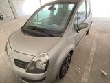 une petite voiture argentée garée dans un parking couvert