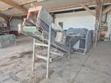 un tas de bric-à-brac dans un entrepôt rempli de meubles