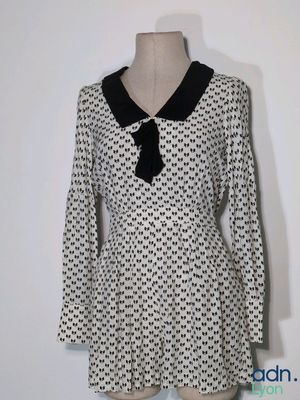 robe à imprimé pois noirs et blancs avec un col noir