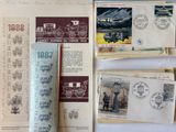 beaucoup de vieilles cartes postales et de timbres sur la table