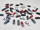 un grand nombre de voitures-jouets qui se trouvent sur la table
