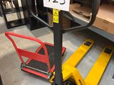 un chariot élévateur avec un panneau dans un entrepôt