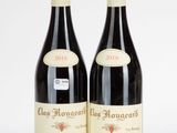 deux bouteilles de vin rouge posées l'une à côté de l'autre sur une surface blanche