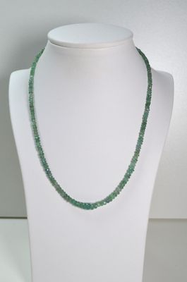 gros plan d'un collier sur un mannequin sur fond blanc