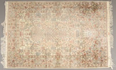 un tapis persan ancien orné d'un motif floral sur fond gris