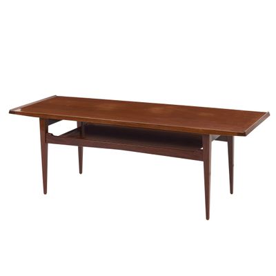 une photo d'une table basse surmontée d'une étagère