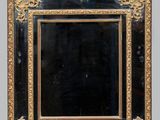 une image représentant un cadre doré sur fond noir