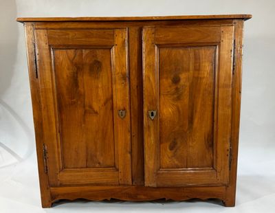un vieux meuble en bois avec deux portes et deux tiroirs