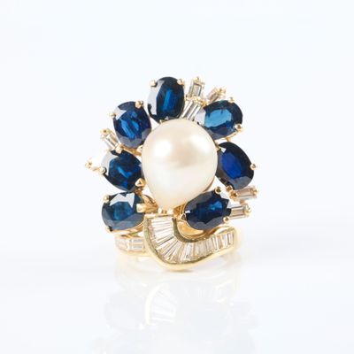 Importante bague en or sertie d'une perle de culture baroque…