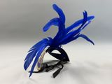 masque à plumes bleues rehaussé de touches dorées sur fond blanc