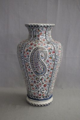 un vase orné d'un motif paisley, posé sur une table