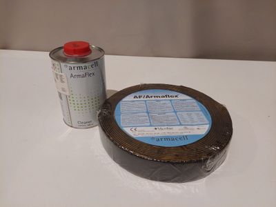 une bombe de cire pour aérographe et une bombe de cire pour aérographe posées sur une table
