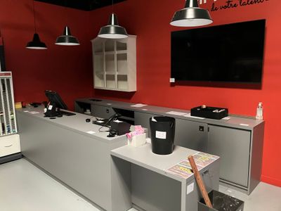 ENSEMBLE comprenant : - Comptoir d'accueil en stratifié gris… - Photo 1