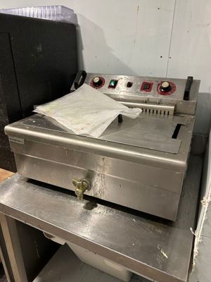 une image d'une friteuse commerciale dans une cuisine