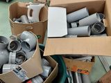 une boîte remplie de différents types de tuyaux et de raccords
