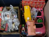 deux cartons remplis de jouets et d'autres objets posés par terre