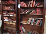 deux bibliothèques en bois remplies de livres dans une pièce