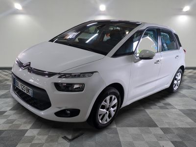 la citrole blanche est garee sur un carrelage en damier