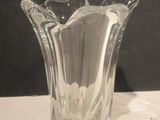 un vase en verre posé sur une table