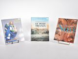 trois livres posés sur une table