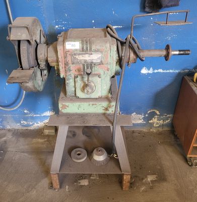 une machine posée sur un support dans une pièce
