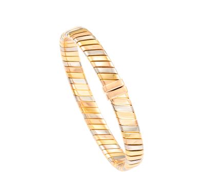 gros plan d'un bracelet en or sur fond blanc