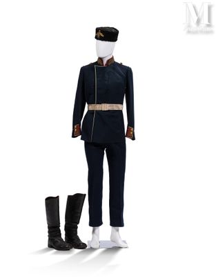 uniforme d'un homme en tenue militaire et bottes, sur fond blanc