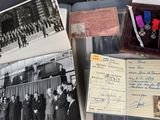 de nombreuses photos anciennes d'hommes en costume et cravate