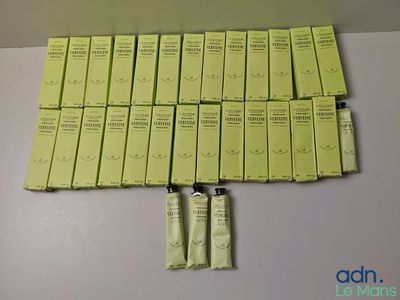 une pile de boîtes de dentifrice jaunes posées sur une table