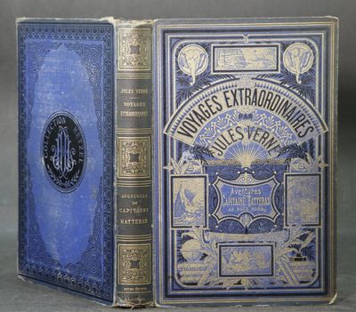 Deux livres à la couverture bleue et aux bordures dorées sont posés côte à côte