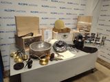 une table sur laquelle sont posés divers objets, devant un mur