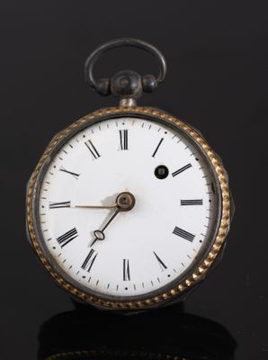 gros plan d'une montre de poche sur une surface noire