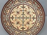 une image représentant une assiette décorative ornée d’un motif circulaire