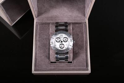 une montre qui se trouve dans une boîte sur une table