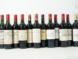 plusieurs bouteilles de vin sont alignées sur une table