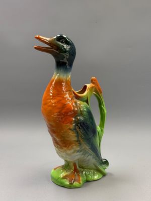 une figurine représentant un canard au bec vert