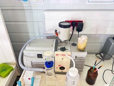 une machine posée sur une table