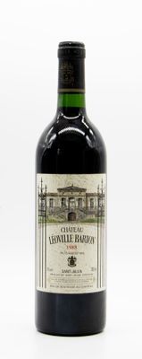 une bouteille de vin posée sur une table