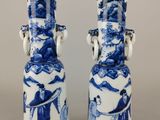 paire de vases bleus et blancs ornés d'oiseaux et de fleurs