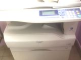 une imprimante blanche posée sur un meuble blanc