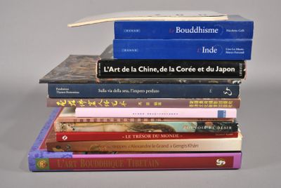 plusieurs livres empilés sur une table