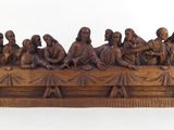 sculpture en bois représentant un groupe de personnes assises à une table