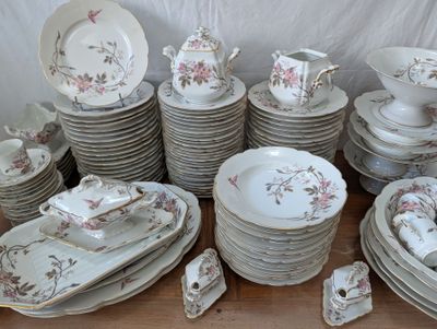 beaucoup d'assiettes et de tasses sur la table