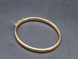 gros plan d'une bague en or sur une surface noire