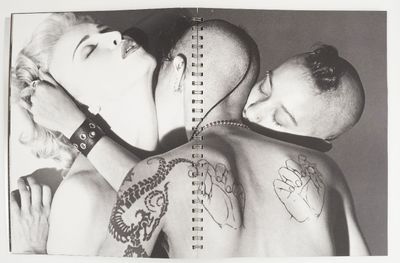 photographie en noir et blanc d'un homme et d'une femme arborant des tatouages dans le dos