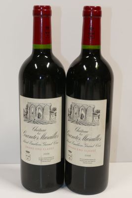 deux bouteilles de vin rouge posées sur une table blanche