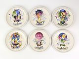 six assiettes à motifs différents posées sur une surface blanche