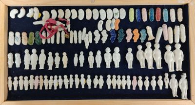 de nombreuses petites figurines dans un cadre en bois