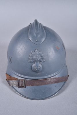un casque posé sur une surface blanche